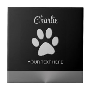 Silver Dog Paw auf schwarzem Hintergrund Fliese