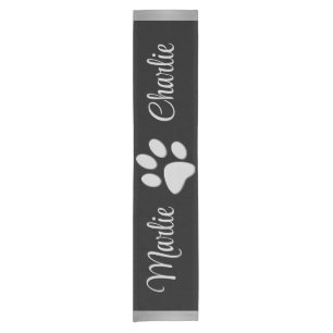 Silver Dog Paw auf schwarzem Hintergrund Kurzer Tischläufer
