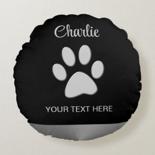 Silver Dog Paw auf schwarzem Hintergrund Rundes Kissen