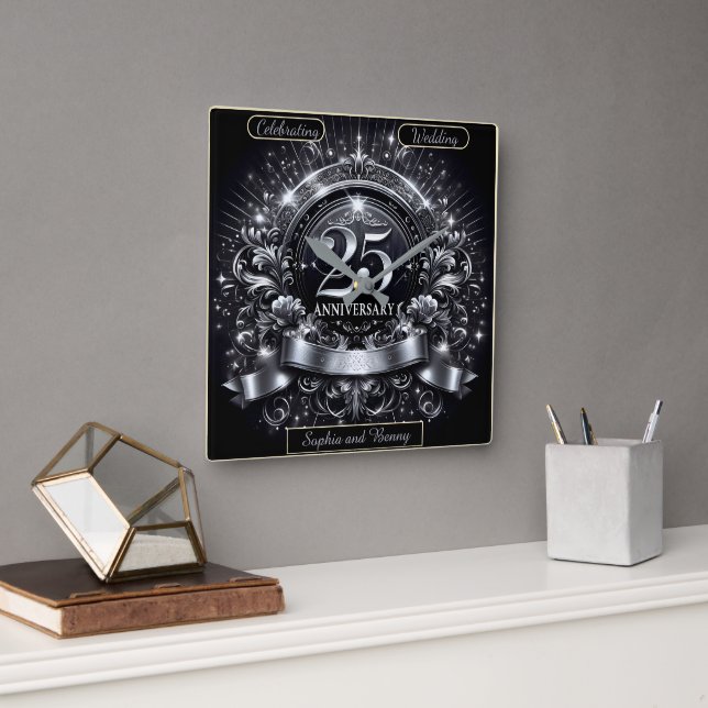 Silver Elegance: 25 Jahre Quadratische Wanduhr (Büro)