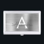 Silver Elegant gestreift Metal Monogram Visitenkarten Dose<br><div class="desc">Silberne Imitate gebürsteten Metallhaar Stylist Minimalistischen Visitenkartenhalter. Pink & Rose Gold gebürstete Metallfolienhalterung Stylist Business Card Holder ist perfekt für einen Friseur Stylist oder Beauty Beruflich.</div>