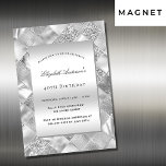 Silver eleganter, moderner Luxus Geburtstag Magneteinladung<br><div class="desc">Ein modernes,  silberfarbenes Muster als Hintergrund. Personalisieren und fügen Sie einen Namen und Party-Details hinzu.</div>