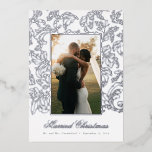 Silver Fine Filigree Verheiratete Weihnachten Folien Feiertagskarte<br><div class="desc">Senden Sie fröhliche Wünsche der Saison und teilen Sie Ihre glücklichen Neuigkeiten mit Familie und Freunden auf dieser Hochzeitskarte Weihnachten. Tauschen Sie das Foto für Ihren besten Schuss vom großen Tag aus und bearbeiten Sie den Namen und das Datum auf der Vorderseite, und personalisieren Sie die lange Nachricht auf der...</div>