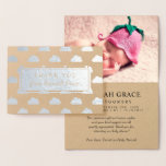 Silver Foil Clouds Baby Dusche Foto Vielen Dank Folienkarte<br><div class="desc">Sweet Baby Dusche Dank Karte können Sie mit einem Foto Ihres wertvollen Babys personalisieren. Die Dankeschön-Karte ist auf Kraftpapier mit einem niedlichen Cloud-Muster in echter Silberfolie mit einem großen silbernen Etikett gedruckt. Dankeschön vom Babynamen. Im Inneren der Dankeschön-Karte können Sie ein Foto Ihres Babys, den Namen Ihres Babys und die...</div>