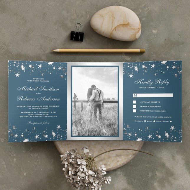 Silver Foil Stars Confetti Dusty Blue Wedding Dreifach Gefaltete Einladung (Von Creator hochgeladen)