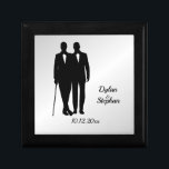 Silver Gay Wedding Grooms mit Namen und Datum Erinnerungskiste<br><div class="desc">Silber-Farbschema,  Diese funktionalen Tischnummern machen einzigartige Erinnerungen für jeden,  der eins bekommt. Hoher Mode und Tulxedo mit Sträuchern mit Namen,  Datum und Tischnummer.</div>