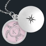 Silver Glam Turtle Monogram Glittery Medaillon<br><div class="desc">Auf einem rosa,  blüten Hintergrund befindet sich eine elegante silberne glitzernde Spiralspirale-Design-Kontur einer Meeresschildkröte mit einer glitzernden silbernen Kugel,  in der Sie sie personalisieren können,  um sie einzigartig zu Ihrem eigenen zu machen. Glitterie Glasvibes.</div>