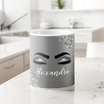 Silver Glitter Sparkle Eyelashes Monogram Kaffeetasse<br><div class="desc">Silver Imitate Foil Metallic Sparkle Glitzer gebürstete Metal Monogram Name and Initial Eyelashes (Lashes),  Eyelash Extensions and Eyes Coffee Cup or Tasse. Das Design macht den perfekten 16 Geburtstag,  Hochzeit,  Brautparty,  Jubiläum,  Babydusche oder Junggeselinnen-Abschied Geschenk für jemanden,  der einen trendigen coolen Stil sucht.</div>