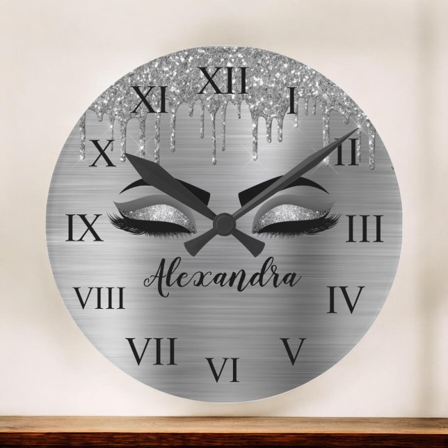 Silver Glitter Sparkle Eyelashes Monogram Runde Wanduhr (Von Creator hochgeladen)