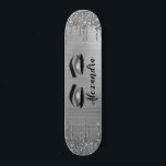 Silver Glitter Sparkle Eyelashes Monogram Skateboard<br><div class="desc">Silver Imitate Foil Metallic Sparkle Glitzer Brushed Metal Monogram Name and Initial Eyelashes (Lashes),  Eyelash Extensions and Eyes Skateboard. Das macht den perfekten 16 Geburtstag,  Hochzeit,  Brautparty,  Jubiläum,  Babydusche oder Junggeselinnen-Abschied Geschenk für jemanden,  der sein Zimmer im trendigen coolen Stil dekoriert.</div>