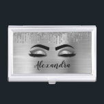 Silver Glitter Sparkle Eyelashes Monogram Visitenkarten Dose<br><div class="desc">Silver Imitats Foil Metallic Sparkle Glitzer Brushed Metal Monogram Name and Initial Eyelashes (Lashes),  Eyelash Extensions und Eyes Business Card Holder. Das macht den perfekten 16 Geburtstag,  Hochzeit,  Brautparty,  Jubiläum,  Babydusche oder Junggeselinnen-Abschied Geschenk für jemanden,  der sein Zimmer im trendigen coolen Stil dekoriert.</div>