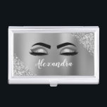 Silver Glitter Sparkle Eyelashes Monogram Visitenkarten Dose<br><div class="desc">Silver Imitats Foil Metallic Sparkle Glitzer Brushed Metal Monogram Name and Initial Eyelashes (Lashes),  Eyelash Extensions und Eyes Business Card Holder. Das macht den perfekten 16 Geburtstag,  Hochzeit,  Brautparty,  Jubiläum,  Babydusche oder Junggeselinnen-Abschied Geschenk für jemanden,  der sein Zimmer im trendigen coolen Stil dekoriert.</div>