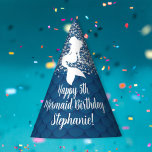 Silver Glitzer Blue Mermaid Scales Custom Partyhütchen<br><div class="desc">Silver Glitzer hebt den blauen Hintergrund der Meerjungfrau hervor. Die weiße Meerjungfrau-Silhouette liegt über der anpassbaren Grußvorlage.</div>