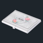 Silver Glitzer Blumenmaske Schönheit Visitenkarten Dose<br><div class="desc">Eine elegante und glamouröse Visitenkarte auf einem Imitat silber aussehenden Hintergrund mit Imitaten Glitzer Staub und rosa Blumen. Personalisieren und fügen Sie Ihren Namen und Ihre Monogramm-Initialen hinzu.</div>