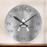 Silver Glitzer Brushed Metal Monogram Name Große Wanduhr<br><div class="desc">Silver Imitate Foil Metallic Sparkle Glitzer Brushed Metal Monogram Name und Initial Luxury Wall Clock. Das macht den perfekten süßen 16 Geburtstag,  Hochzeit,  Brautparty,  Jubiläum,  Babydusche oder Junggeselinnen-Abschied Geschenk für jemanden,  der Lieben glamourösen Luxus und schicke Stile.</div>