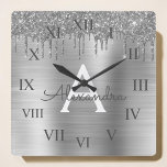 Silver Glitzer Brushed Metal Monogram Name Quadratische Wanduhr<br><div class="desc">Silver Imitate Foil Metallic Sparkle Glitzer Brushed Metal Monogram Name und Initial Luxury Wall Clock. Das macht den perfekten süßen 16 Geburtstag,  Hochzeit,  Brautparty,  Jubiläum,  Babydusche oder Junggeselinnen-Abschied Geschenk für jemanden,  der Lieben glamourösen Luxus und schicke Stile.</div>