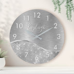 Silver Glitzer Glam Bling Personalisiert Metallic Runde Wanduhr<br><div class="desc">Dieses silber gebürstete Metall und glamouröse Imitate Glitzer gemusterte Wanduhr mit Ihrem eigenen individuelle Name leicht personalisieren.</div>