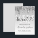 Silver Glitzer Sweet 16 Save the Date Einladung<br><div class="desc">Moderner Silber Sparkle und Dripping Glitzer 16 . Geburtstag Monogram Name and Initial Save the Date Geburtstagsparty Einladung. Diese Einladung ist ideal für eine Sparkle und Glitzer Sweet 16 Geburtstagsparty,  die stilvoll feiern möchten.</div>