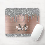 Silver Glitzer Tropfen Pink Metallic Monogramm Mousepad<br><div class="desc">Moderne, mädchenhaft silbergraue Glitzer Tropfen Name und mit Monogramm Mousepad. Dieses Design verfügt über silbergraue (graue) Glitzer funkelnde Tropfen auf rosa Rosengoldmetall gebürsteten Metall Hintergrund mit benutzerdefinierten personalisierten Monogramm Initial- und Vorname Text Vorlage. Perfektes weibliches Geschenk. Bitte beachten Sie, dieses Design ist gedruckt Foto-Effekt. Wenn Sie Hilfe oder passende Artikel...</div>
