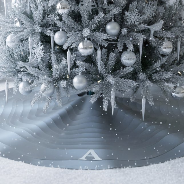 Silver Gray Mit Monogramm Weihnachtsbaumrock Polyester Weihnachtsbaumdecke (Transform your home into a magical winter scene. Add your initial)
