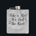 Silver Gray Tied the Knot Take Shot Gastgeschenk H Flachmann<br><div class="desc">Silver Gray Die Gastgeschenk Hochzeit des Knotens "Shot"-Flasche</div>
