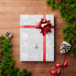 Silver Gray Tropical Christmas Wrapping Paper Geschenkpapier<br><div class="desc">Silbergraue und weiße,  tropische Geschenkpackung. Weißer Sand Dollar,  Seesterne,  Weihnachtsbaumkunst und Urlaubsornament sind die Muster,  die hellgraues Papier bedecken. Einfarbiges und einzigartiges alternatives Urlaubspapier.</div>