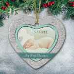 Silver Heart Aquamarin Swirl Baby First Christmas Keramikornament<br><div class="desc">Dieses Ferien-Sake-Ornament verfügt über ein eigenes Babyfoto, das in einem hübschen Aqua-blauen Herzrahmen gerahmt ist, der in Silber ausgekleidet ist. Der Rahmen des Herzens ist mit einem passenden, silbergrauen, blumengeschmückten Muster umgeben. Ein dunklerer aquamariner Banner hält Ihren personalisierten Text; lassen Sie ihn sagen, was Sie wollen! Die Rückseite des Ornaments...</div>