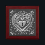 Silver Heart Lock Erinnerungskiste<br><div class="desc">Die Silver Heart Lock Keepake Box, Valentine Bekleidung, Heart Lock T - Shirt, Valentine Geschenke von ArtMuvz Illustration. UM PERSONALISIEREN, fügen Sie Ihren Namen hinzu oder fügen Sie stattdessen Text hinzu. Romantischer Herz-T - Shirt, Bekleidung, Totenbeutel, Tasse, Herzbinder, Hut, Valentinstag Geschenke. Machen Sie sich mit unseren festlichen Geschenken und romantischen...</div>