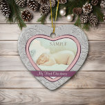 Silver Heart Swirl Baby Girl First Christmas Keramik Ornament<br><div class="desc">Dieses Ferien-Sake-Ornament verfügt über Ihr eigenes Babyfoto gerahmt in einem hübschen rosa Herzrahmen in Silber ausgekleidet. Der Rahmen des Herzens ist mit einem silbergrauen, blumengeschwungenen Muster umgeben. Ein lila dunkler Pflaumenbanner hält Ihren individuellen Text, sagen Sie, was Sie wollen! Die Rückseite des Ornaments hat den gleichen silberfarbenen Blumenmuster-Rahmen und einen...</div>