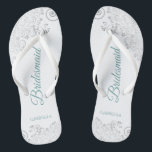 Silver Lace Aquamarin Elegante White Bridesmaid Ho Flip Flops<br><div class="desc">Diese eleganten Hochzeitskippen sind eine großartige Möglichkeit, um Ihren Brautmädchen zu danken und sie zu erkennen und ihnen nach einem langen Tag eine Erholung zu geben. Das schöne Design zeichnet sich durch ein elegantes Design mit silbergrauen Spitzen-Frills auf weißem Hintergrund und extravaganten aquamarin- oder türkisfarbenen Schriftzeichen aus. Der Text liest...</div>