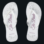 Silver Lace Cassis Lila die Braut White Wedding Flip Flops<br><div class="desc">Tanzen Sie die Nacht mit diesen schönen Hochzeitsflip-Flops. Sie sind für die Braut konzipiert und zeichnen sich durch ein schlichtes und dennoch elegantes Design aus, das mit lila, magentafarbenen oder beerfarbenen Schriftzeichen auf weißem Hintergrund und extravaganten silbergrauen Spitzen-Stielen und Wirbel versehen ist. Eine schöne Art, extravagant und angemessen bleibe, während...</div>