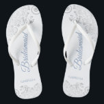 Silver Lace & Dusty Blue Script Bridesmaid Wedding Flip Flops<br><div class="desc">Diese eleganten Hochzeitskippen sind eine großartige Möglichkeit, um Ihren Brautmädchen zu danken und sie zu erkennen und ihnen nach einem langen Tag eine Erholung zu geben. Das schöne Design zeichnet sich durch ein elegantes Design mit silbergrauen Spitzen-Frills auf weißem Hintergrund und extravagant staubblauen Schriftzeichen aus. Der Text liest Bridesmaid mit...</div>