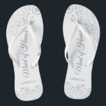 Silver Lace Elegante White Trauzeugin Wedding Flip Flops<br><div class="desc">Diese wunderschönen Hochzeitskippen sind eine großartige Möglichkeit, Ihre Trauzeugin zu danken und zu erkennen, während sie gleichzeitig ihre Füße rette. Das elegante Design mit silbergrauer Spitze auf weißem Hintergrund und extravaganter Schriftzeichen. Der Test liest Trauzeugin mit ihrem Namen unten. Ein guter Weg, ihr zu danken, dass sie Teil Ihres besonderen...</div>