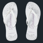 Silver Lace & Lavender Script Bridesmaid Wedding Flip Flops<br><div class="desc">Diese eleganten Hochzeitskippen sind eine großartige Möglichkeit, um Ihren Brautmädchen zu danken und sie zu erkennen und ihnen nach einem langen Tag eine Erholung zu geben. Das schöne Design zeichnet sich durch ein elegantes Design mit silbergrauen Spitzen-Frills auf weißem Hintergrund und extravagant staubigen lila- oder Lavendelskripten aus. Der Text liest...</div>