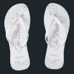 Silver Lace & Lavender Script The Bride Wedding Flip Flops<br><div class="desc">Tanzen Sie die Nacht mit diesen schönen Hochzeitsflip-Flops. Sie sind für die Braut konzipiert und zeichnen sich durch ein schlichtes und elegantes Design aus, das mit lila oder Lavendelskripten auf weißem Hintergrund und extravaganten silbergrauen Spitzen-Gürteln und Wirbel versehen ist. Eine schöne Art, extravagant und angemessen bleibe, während Sie Ihren Füßen...</div>