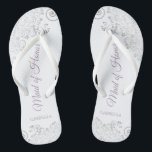 Silver Lace & Lavender Trauzeugin Wedding Flip Flops<br><div class="desc">Diese wunderschönen Hochzeitskippen sind eine großartige Möglichkeit, Ihre Trauzeugin zu danken und zu erkennen, während sie gleichzeitig ihre Füße rette. Das elegante Design mit silbergrauer Spitze auf weißem Hintergrund und extravaganter, staubiger lila- oder Lavendelschrift. Der Test liest Trauzeugin mit ihrem Namen unten. Ein guter Weg, ihr zu danken, dass sie...</div>