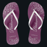 Silver Lace on Cassis Lila Bridesmaid Wedding Flip Flops<br><div class="desc">Diese eleganten Hochzeitskippen sind eine großartige Möglichkeit, um Ihren Brautmädchen zu danken und sie zu erkennen und ihnen nach einem langen Tag eine Erholung zu geben. Das schöne Design zeichnet sich durch ein elegantes Design mit silbergrauen Spitzen-Frills auf einem lila, magenta- oder berry-farbenen Hintergrund und extravagantem, blassgrauem Schriftzeichen aus. Der...</div>