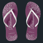 Silver Lace on Cassis Lila Bridesmaid Wedding Flip Flops<br><div class="desc">Diese eleganten Hochzeitskippen sind eine großartige Möglichkeit, um Ihren Brautmädchen zu danken und sie zu erkennen und ihnen nach einem langen Tag eine Erholung zu geben. Das schöne Design zeichnet sich durch ein elegantes Design mit silbergrauen Spitzen-Frills auf einem lila, magenta- oder berry-farbenen Hintergrund und extravagantem, blassgrauem Schriftzeichen aus. Der...</div>