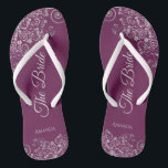 Silver Lace on Cassis Lila The Bride Wedding Flip Flops<br><div class="desc">Tanzen Sie die Nacht mit diesen schönen Hochzeitsflip-Flops. Sie sind für die Braut konzipiert und zeichnen sich durch ein schlichtes und dennoch elegantes Design aus, das mit hellgrauen Schriftzeichen auf lila, magenta- oder berry-farbenem Hintergrund und extravaganten silbergrauen Spitzen-Stielen und Wirbel versehen ist. Eine schöne Art, extravagant und angemessen bleibe, während...</div>