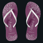 Silver Lace on Cassis Lila Trauzeugin Hochzeit Flip Flops<br><div class="desc">Diese wunderschönen Hochzeitskippen sind eine großartige Möglichkeit, Ihre Trauzeugin zu danken und zu erkennen, während sie gleichzeitig ihre Füße rette. Das elegante Design mit silbergrauer Spitze auf einem lila, magentafarbenen Hintergrund und extravaganten Schriftzeichen. Der Test liest Trauzeugin mit ihrem Namen unten. Ein guter Weg, ihr zu danken, dass sie Teil...</div>
