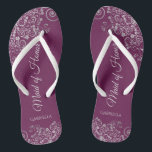 Silver Lace on Cassis Lila Trauzeugin Hochzeit Flip Flops<br><div class="desc">Diese wunderschönen Hochzeitskippen sind eine großartige Möglichkeit, Ihre Trauzeugin zu danken und zu erkennen, während sie gleichzeitig ihre Füße rette. Das elegante Design mit silbergrauer Spitze auf einem lila, magentafarbenen Hintergrund und extravaganten Schriftzeichen. Der Test liest Trauzeugin mit ihrem Namen unten. Ein guter Weg, ihr zu danken, dass sie Teil...</div>