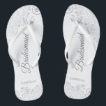 Silver Lace on White Elegante Bridesmaid Wedding Flip Flops<br><div class="desc">Diese eleganten Hochzeitskippen sind eine großartige Möglichkeit, um Ihren Brautmädchen zu danken und sie zu erkennen und ihnen nach einem langen Tag eine Erholung zu geben. Das schöne Design zeichnet sich durch ein elegantes Design mit silbergrauen Spitzen-Frills auf weißem Hintergrund und extravaganter Grauschrift aus. Der Text liest Bridesmaid mit ihrem...</div>