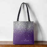 Silver Lila Glitzer Girl Monogram Name Tote Bag<br><div class="desc">Lila und silberne Imitate Sparkle und Glitzer Elegante Monogramm Buchbeutel. Diese Büchertasche kann auf Ihren Vor- und Vornamen angepasst werden und als Geschenk für Weihnachten,  Geburtstag,  Brautparty oder Hochzeit.</div>