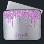 Silver lila Glitzer Tropfen mädchenhaft Laptopschutzhülle<br><div class="desc">Ein elegantes,  mädchenhaftes und glamouröses Pad-Gehäuse. Lila Imitate Glitzer Tropfen,  malen Tropfen. Chic Imitate silber metallisch aussehend Hintergrund. Geben Sie Ihren Namen ein,  der mit einem modernen handgeschriebenen Stilskript geschrieben wurde. Lila Buchstaben.</div>