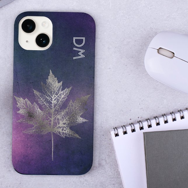 Silver Maple Leaf auf rosa Lila Monogramm Case-Mate iPhone Hülle (Von Creator hochgeladen)