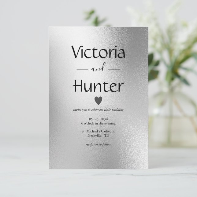 Silver Metallic Heart Moderne Elegante Hochzeit Einladung (Stehend Vorderseite)