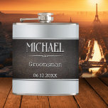 Silver Metallic Imitats Leder Trauzeuge Flachmann<br><div class="desc">Moderne Design-Flasche mit einem metallischen Design in silbergrau mit einem Imitat Lederband. Schöne für einen Bräutigam,  Vatertag oder Chef ... </div>