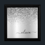 Silver Monogram Glitzer Sparkle Girly Script Erinnerungskiste<br><div class="desc">Silber Imitate Foil Metallic Sparkle Glitzer gebürstete Metal Monogram Name Juwelry Keepake Box. Dies macht den perfekten Abschluss,  Geburtstag,  Hochzeit,  Brautparty,  Jubiläum,  Babydusche oder Junggeselinnen-Abschied Geschenk für jemanden,  die Lieben glamourösen Luxus und schicke Stile.</div>