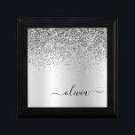 Silver Monogram Glitzer Sparkle Girly Script Erinnerungskiste<br><div class="desc">Silber Imitate Foil Metallic Sparkle Glitzer gebürstete Metal Monogram Name Juwelry Keepake Box. Dies macht den perfekten Abschluss,  Geburtstag,  Hochzeit,  Brautparty,  Jubiläum,  Babydusche oder Junggeselinnen-Abschied Geschenk für jemanden,  die Lieben glamourösen Luxus und schicke Stile.</div>
