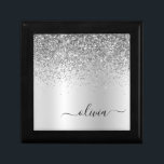 Silver Monogram Glitzer Sparkle Girly Script Erinnerungskiste<br><div class="desc">Silber Imitate Foil Metallic Sparkle Glitzer gebürstete Metal Monogram Name Juwelry Keepake Box. Dies macht den perfekten Abschluss,  Geburtstag,  Hochzeit,  Brautparty,  Jubiläum,  Babydusche oder Junggeselinnen-Abschied Geschenk für jemanden,  die Lieben glamourösen Luxus und schicke Stile.</div>